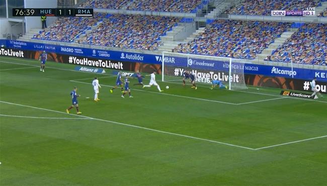 تألق حارس هويسكا يمنع بنزيما من تسجيل هدف محقق