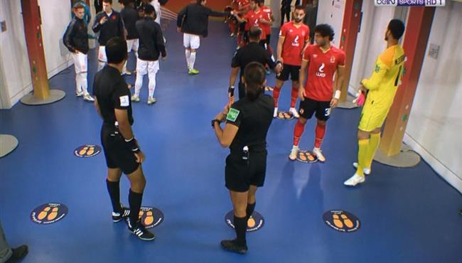 توماس مولر يحي لاعبي الاهلي قبل بداية مباراة بايرن ميونخ