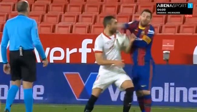 مشادة بين ميسي ولاعب اشبيلية فى مباراة برشلونة واشبيلية
