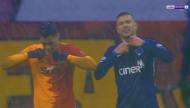 مصطفي محمد يبدل قميصه مع لاعب قاسم باشا بعد نهاية المباراة