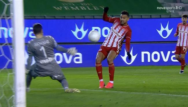 كوكا يهدر انفراد في مباراة اولمبياكوس وباناثينايكوس