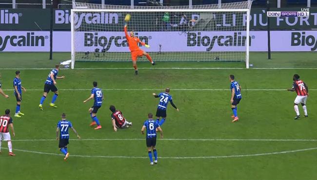 تألق سمير هاندانوفيتش علي ثلاث مرات ينقذ انتر من هدف محقق لميلان