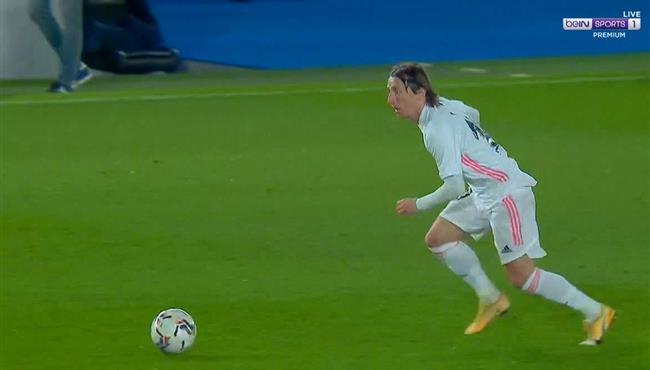 بعد مهارة رائعه حارس ريال سوسيداد يحرم مودريتش من تسجيل هدف صاروخي لريال مدريد