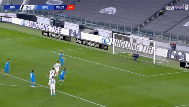 تشيزني يتصدي لركلة جزاء فى مباراة يوفنتوس وسبيزيا