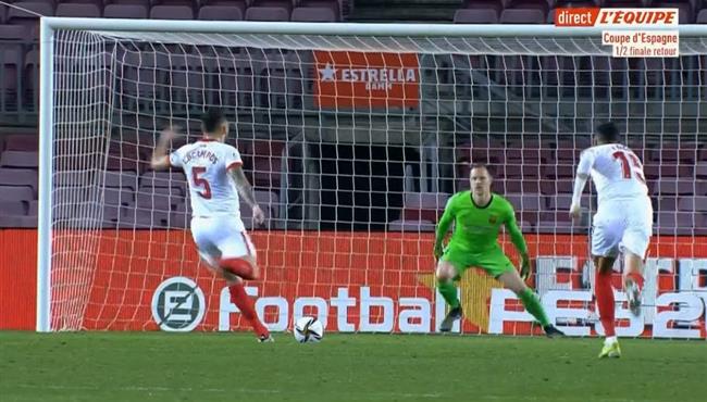 تير شتين يتصدي لركلة جزاء من اوكامبوس في مباراة برشلونة واشبيلية