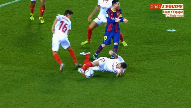 ميسي يطالب بركلة جزاء في مباراة برشلونة واشبيلية