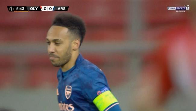 العارضة تحرم اوباميانج من تسجيل هدف اول لارسنال امام اولمبياكوس