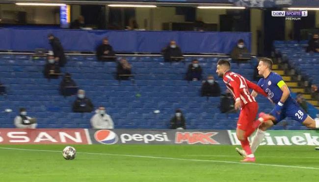 هل حرم الحكم اتلتيكو مدريد من ركلة جزاء امام تشيلسي