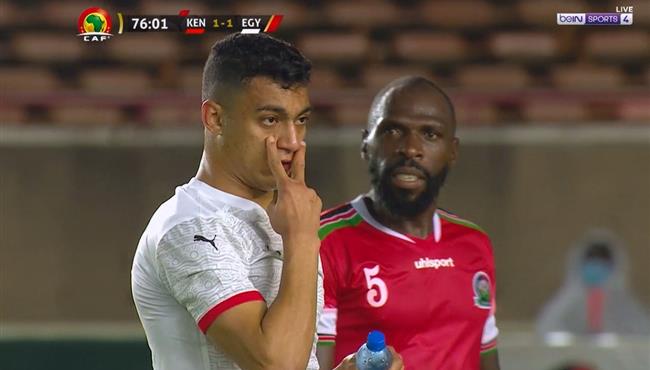 طرد مدافع كينيا امام مصر بعد ضرب مصطفي محمد