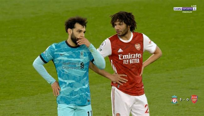 محمد صلاح يصافح محمد النني بعد مباراة ليفربول وارسنال
