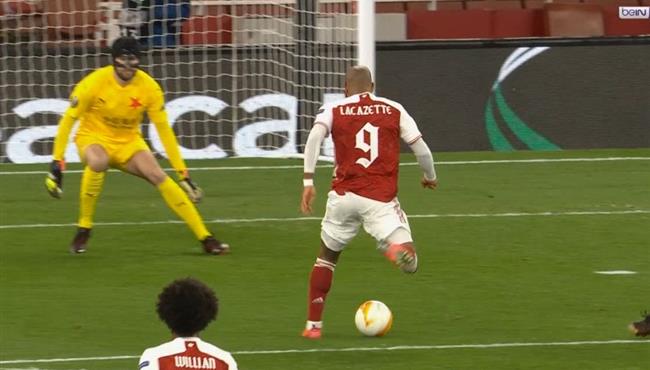 لاكازيت يهدر انفراد تام من منتصف الملعب في مباراة ارسنال وسلافيا براج