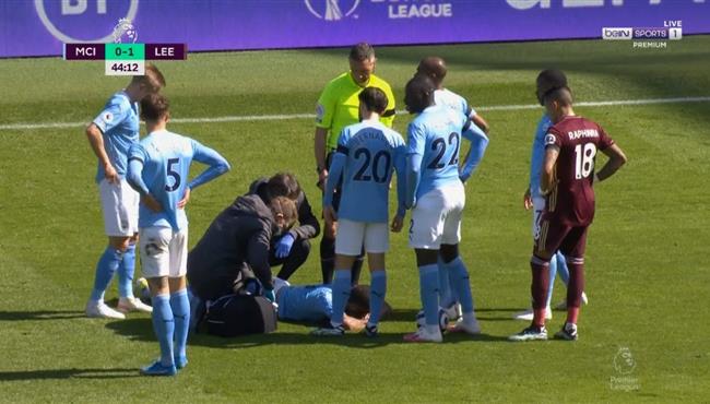 طرد لاعب ليدز بعد تدخل عنيف علي جابريل جيسوس