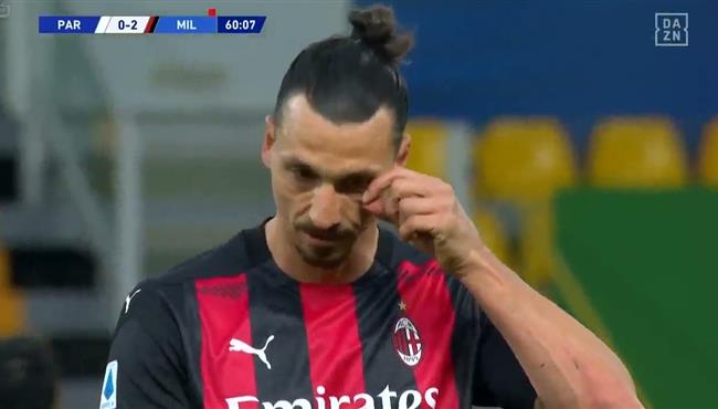 طرد ابراهيموفيتش فى مباراة ميلان وبارما بالدوري الايطالي