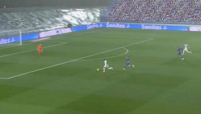 فينيسيوس جونيور يهدر فرصه خطيرة في مباراة برشلونة وريال مدريد