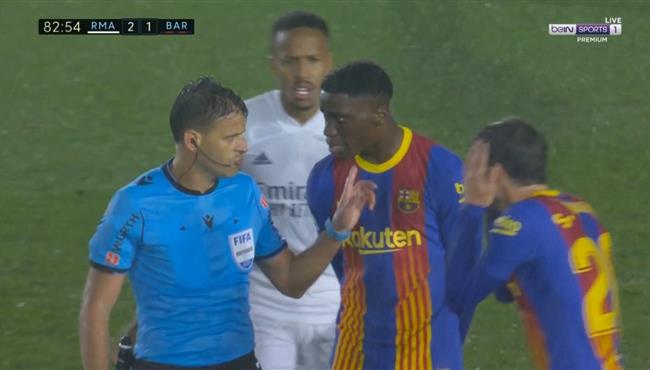 قرار تحكيمي مثير للجدل ولاعبو برشلونة يطالبون بركلة جزاء علي ريال مدريد