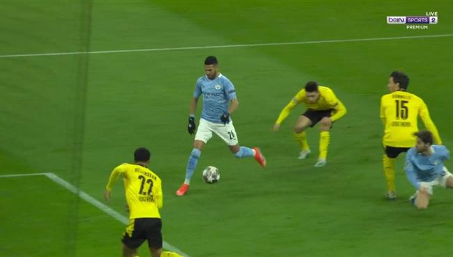 مدافع بوروسيا دورتموند يمنع هدف محقق لرياض محرز من علي خط المرمي