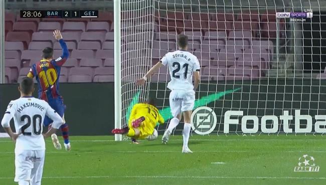 هدف برشلونة الثاني في مرمي خيتافي بعد خطأ فادح من سفيان شاكلا