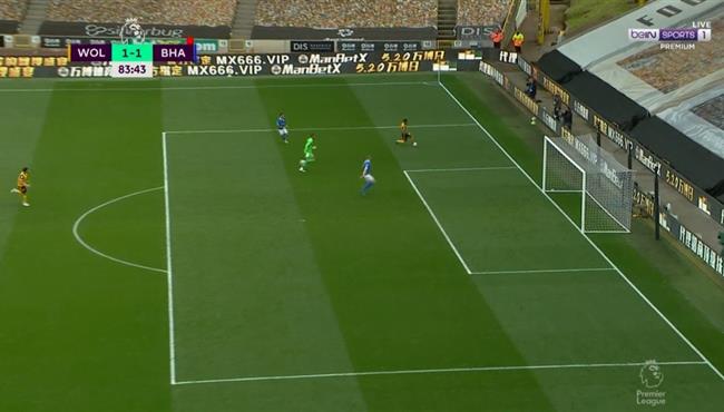 اداما تراوري يراوغ الحارس وجيبس وايت يهدر هدف محقق لولفرهامبتون امام برايتون