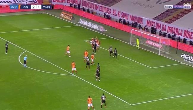 تصدي حارس مالاتيا سبور يحرم مصطفي محمد من تسجيل هدف محقق لجالطة سراي