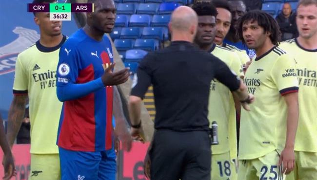 مشادة بين محمد النني وبنتيكي في مباراة ارسنال وكريستال بالاس