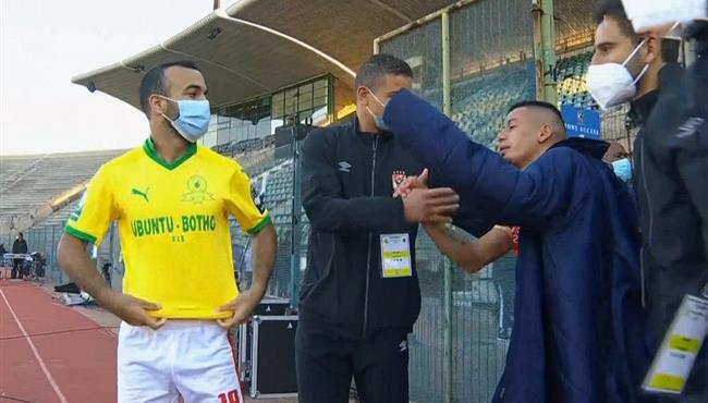 افشة يبادل قميصه مع سيرينو بعد مباراة الاهلي وصن داونز