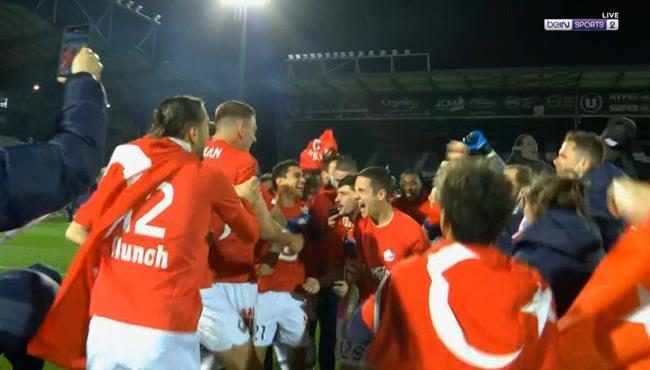 فرحة لاعبي ليل بعد الفوز علي انجيه والتتويج بالدوري الفرنسي