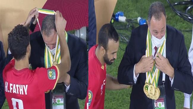 لقطة رائعة لاعبو الأهلي يسلمون محمود الخطيب ميداليات السوبر الإفريقي