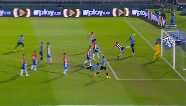 سواريز يهدر هدف محقق امام باراجواي في تصفيات كأس العالم