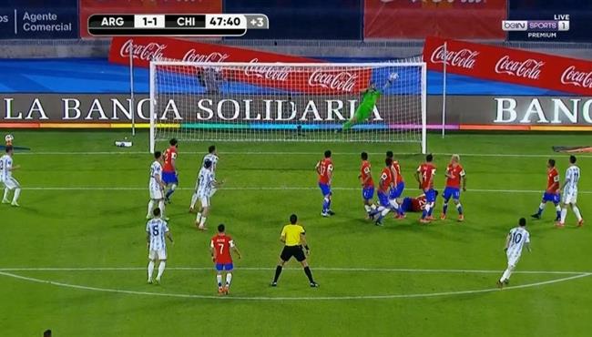 تصدي برافو الرائع يحرم ميسي من هدف محقق للارجنتين
