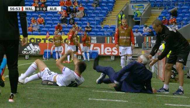 لاعب ويلز يتسبب في سقوط مدرب ألبانيا