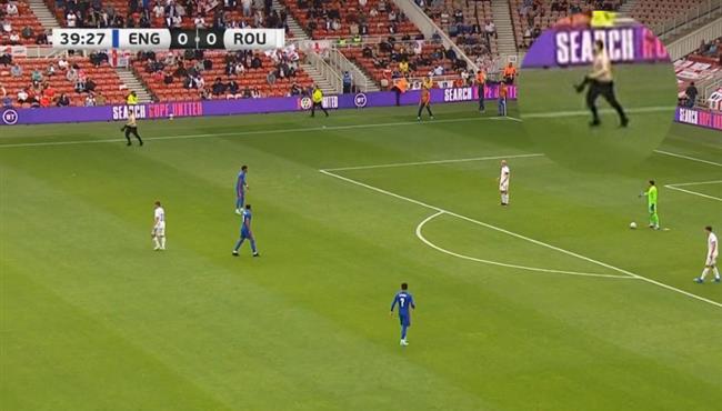 مشجع يقتحم ملعب مباراة انجلترا ورومانيا الودية