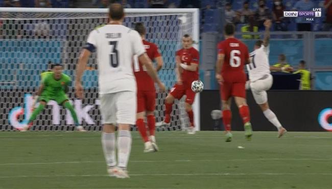 هل حرم الحكم ايطاليا من ركلة جزاء امام تركيا