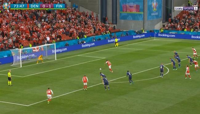 حارس فنلندا يتصدي لركلة جزاء امام الدنمارك