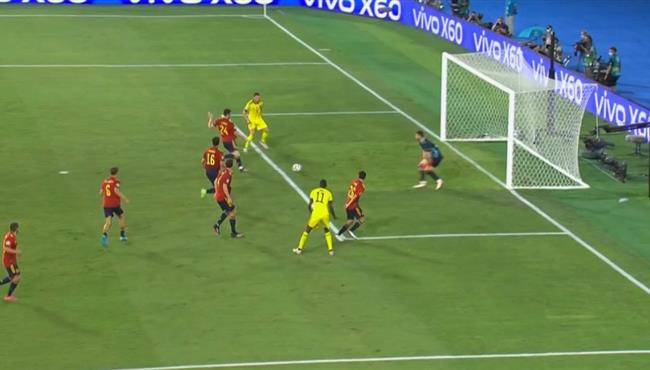 لاعب السويد يهدر هدف محقق امام اسبانيا