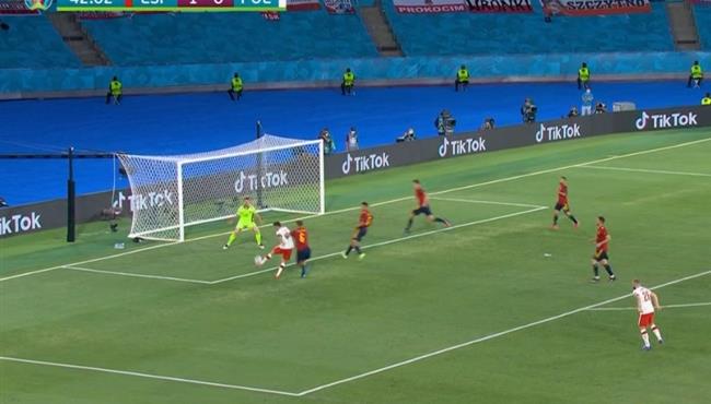 القائم والحارس ينقذان اسبانيا من هدف رائع محقق لبولندا