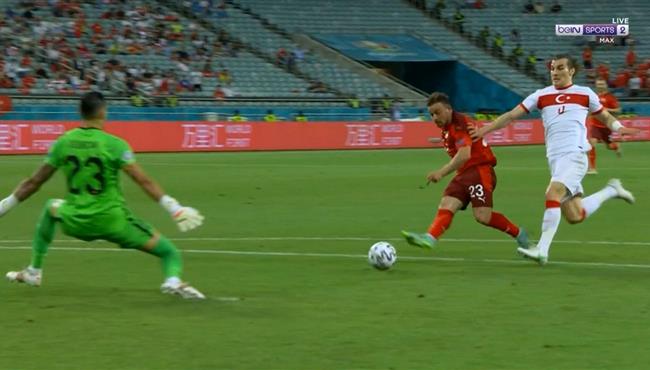 حارس تركيا يتصدى لانفراد شاكيري ويحرمه من هدف محقق