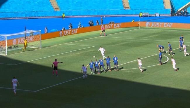 حارس سلوفاكيا يتصدي لركلة جزاء موراتا في كأس امم اوروبا