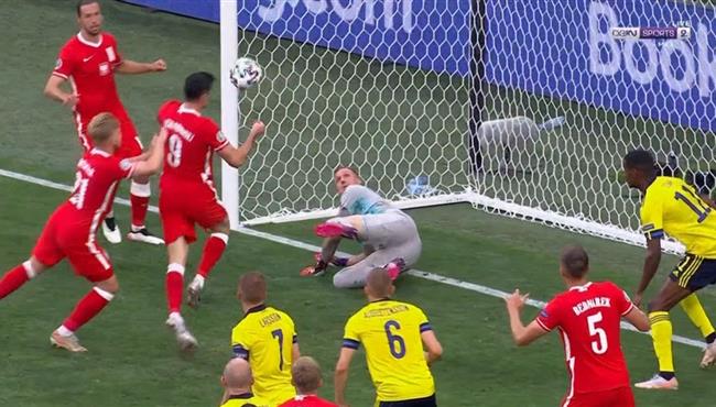 ليفاندوفيسكي يهدر فرصة لا تصدق في مباراة بولندا والسويد