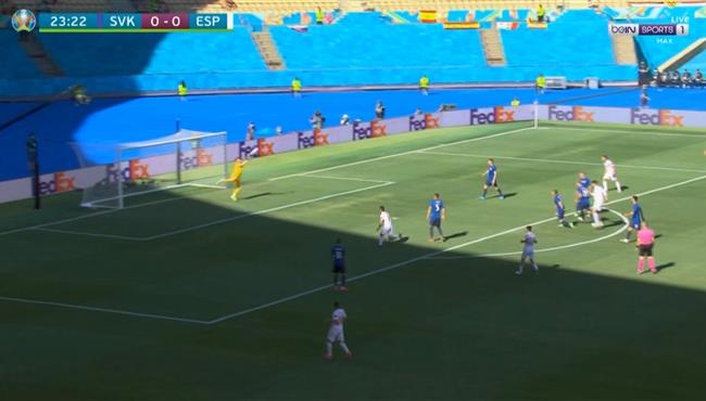 تصدي حارس سلوفاكيا يحرم موراتا من تسجيل هدف لاسبانيا