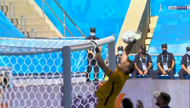 هدف اسبانيا الكوميدي في مرمي سلوفاكيا الحارس بالخطأ في مرماه