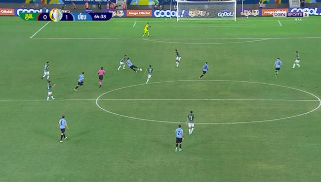 لويس سواريز كاد ان يسجل هدف رائع في مباراة اوروجواي وبوليفيا