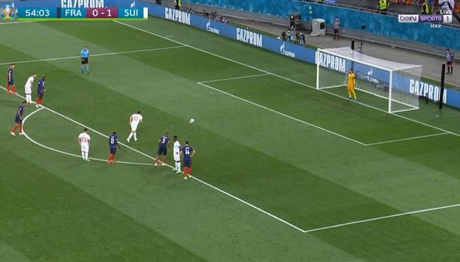 هوجو لوريس يتصدى لركلة جزاء في مباراة فرنسا وسويسرا