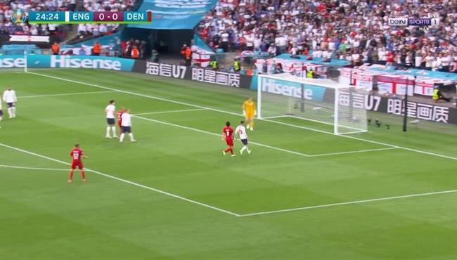 فرصة خطيرة من الدنمارك علي مرمي انجلترا