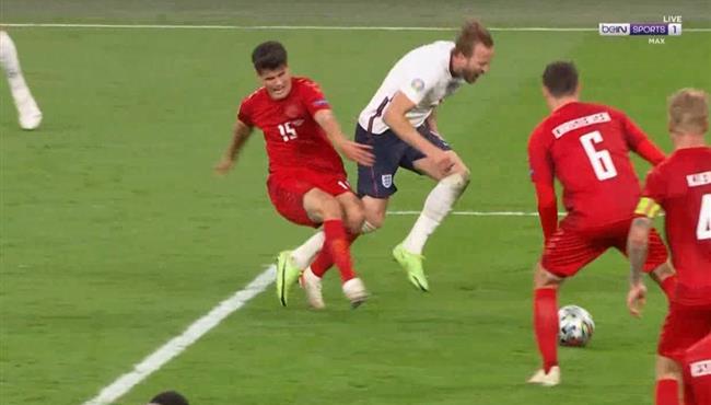 هل حرم الحكم هاري كين من ركلة جزاء امام الدنمارك