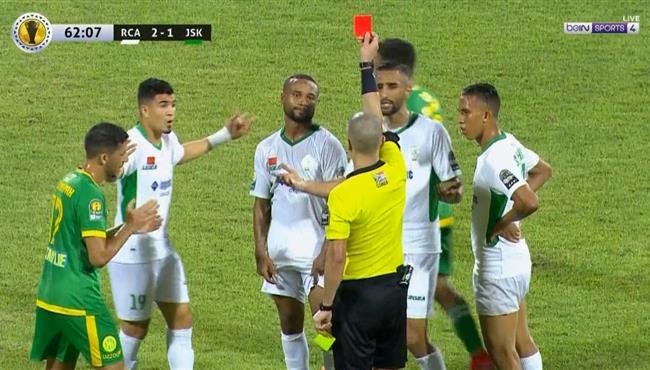 طرد عمر العرجون في مباراة الرجاء وشبيبة القبائل بكاس الكونفيدرالية