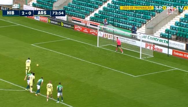 تصدي حارس هيبرنيان لركلة جزاء نيكولاس بيبي