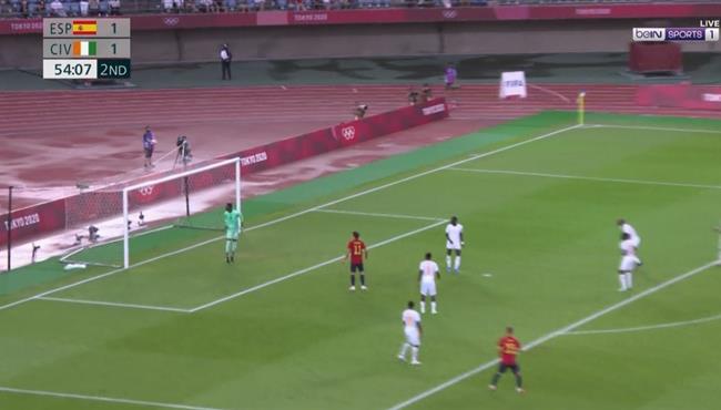 العارضة تحرم اسينسيو من تسجيل هدف رائع في مرمي كوت ديفوار