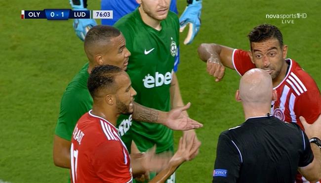 إصابة احمد حسن كوكا في مباراة اولمبياكوس ورازجراد