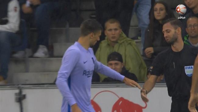 لقطة طريفه الكرة تصطدم في وجه الحكم بمباراة برشلونة وسالزبورج