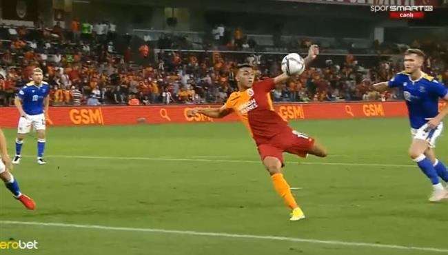 مصطفي محمد يهدر هدف محقق امام سانت جونستون في الدوري الاوروبي